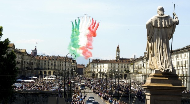 Torino, folla per le Frecce Tricolori. Appendino: così non va