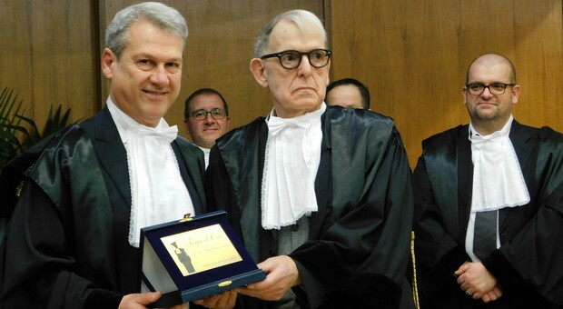 Pietro Carotti fa 50, consegnata in tribunale all'avvocato la Toga d'oro alla carriera Il video