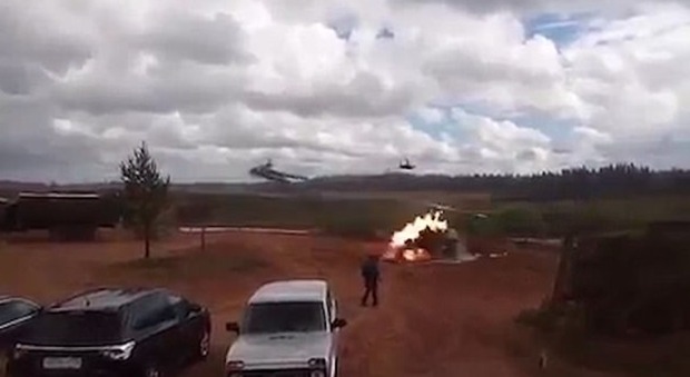 Feriti durante l'esercitazione: elicottero lancia missili vicino agli spettatori Video