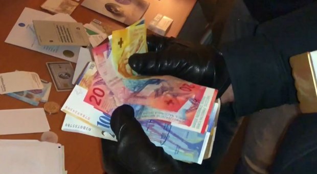 Colpo grosso in un hotel di lusso a Milano: rapinata una truffatrice, ma i soldi erano falsi