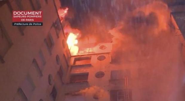Parigi, palazzo in fiamme nella notte: 10 morti, anche un bambino. Donna fermata per incendio doloso