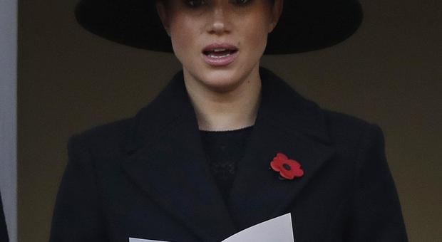 immagine Meghan Markle e il cappotto da 1.700 euro: polemiche a Londra, la stilista fa marcia indietro