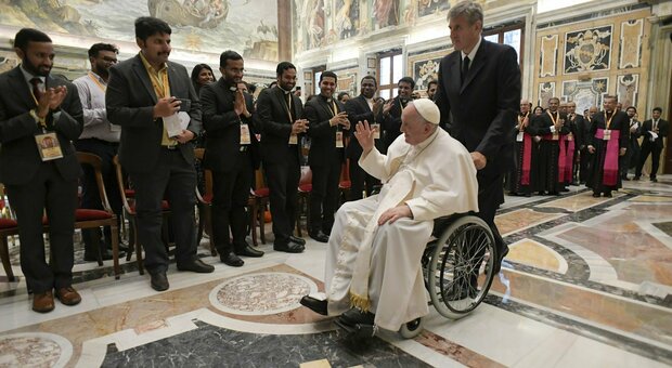 Papa Francesco: «Io in carrozzina? È la vecchiaia, va accettata»