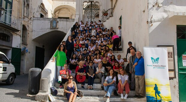 Foto di gruppo per gli studenti che hanno partecipato al concorso dedicato a Francesca Mansi