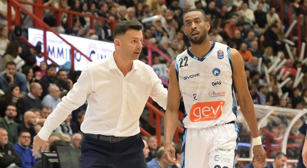 Coach Milicic e Brown durante una partita della Gevi Napoli al PalaBarbuto