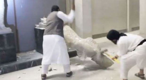 Isis distrugge statue di 3mila anni fa nel museo di Ninive con mazze e martelli pneumatici