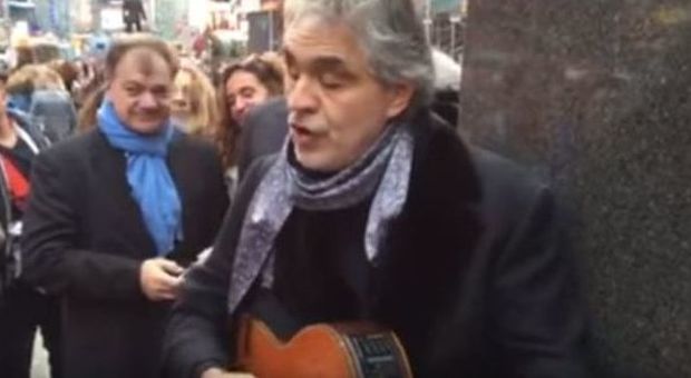 New York, Andrea Bocelli live gratis a Times Square: raccoglie 500 dollari per darli ai poveri