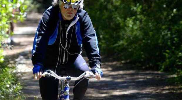 Il leader del M5S in bicicletta ieri vicino casa a Marina di Bibbona (Livorno)