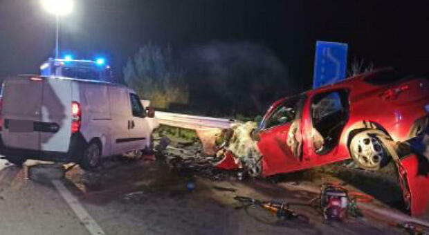 Auto contro furgone, terribile incidente sulla statale: tre morti e un ferito grave nel Tarantino
