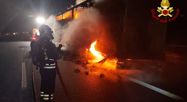 Tir in fiamme in autostrada: trasportava alluminio e materiale ferroso