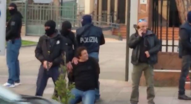 Terrorismo: Algerino arrestato a Bellizzi, in un video il blitz delle forze dell'ordine