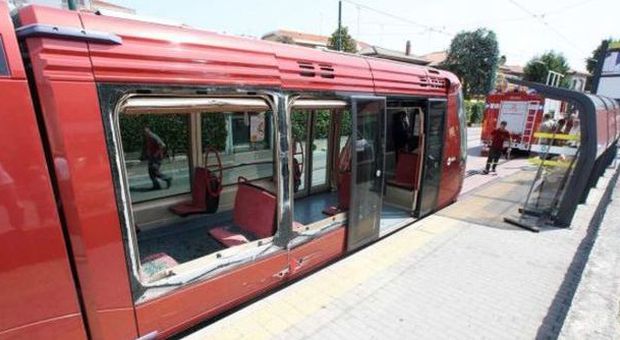 Il tram della linea 7 con i vetri sfondati (Photojournalist)