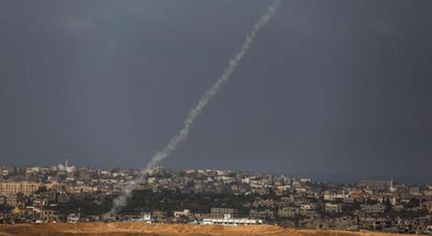 Israele, militari: lanciato razzo da Gaza. Esercito colpisce Hamas