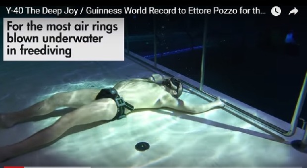 Ettore Pozzo nella piscina più profonda del mondo a Montegrotto