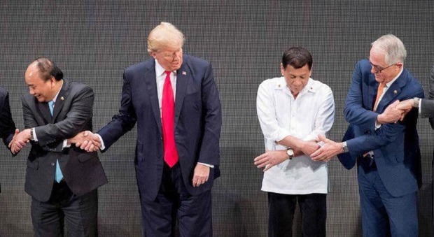 Genio o idiota? La foto di Trump e della stretta di mano (mancata) impazza sul web