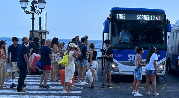 Salerno, caos mobilità a Pasqua: stop a vie del mare e ressa ai bus. Interviene Federalberghi