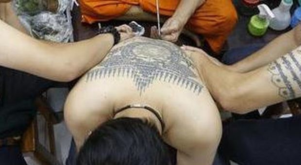 Thailandia, "involtini primavera", "riso con pollo" e parolacce: così il tatuatore ingannava i turisti