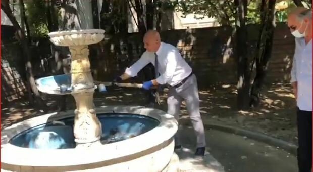 Pescara, il sindaco abbatte a colpi di mazza la fontana dei clochard (Fotomax)
