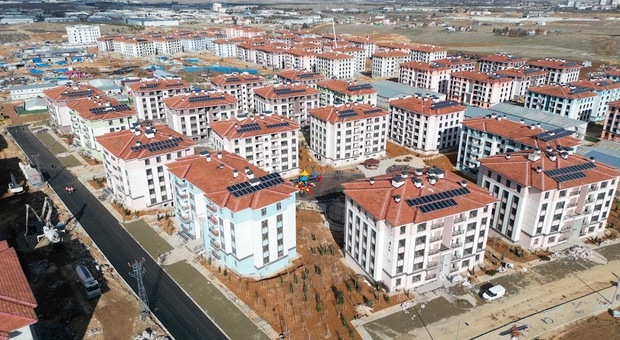 Terremoto, la Turchia riparte. «Dopo il sisma riavremo una casa». Erdogan tra gli sfollati: «I palazzi ricostruiti in modo più sicuro»