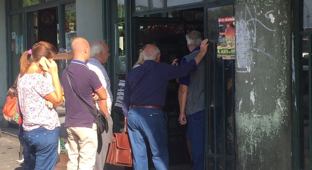 Napoli, centinaia di pensionati in fila nel primo giorno del mese: «Difficile continuare così»