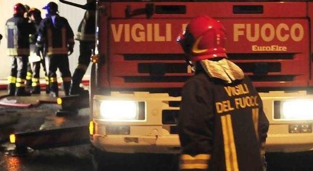 Fiamme in un deposito a Giffoni: due persone finiscono in ospedale