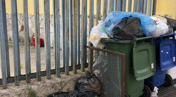 Raccolta rifiuti, nel Napoletano periferie invase dai cumuli