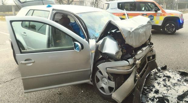 Ormelle, incidente stradale in auto: parte anteriore disintegrata, morta una persona F