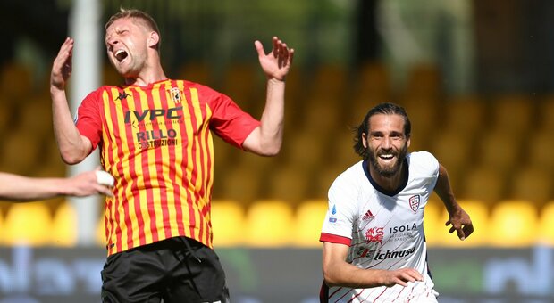 Il Cagliari vince 3-1 a Benevento, bufera per un rigore tolto dal Var