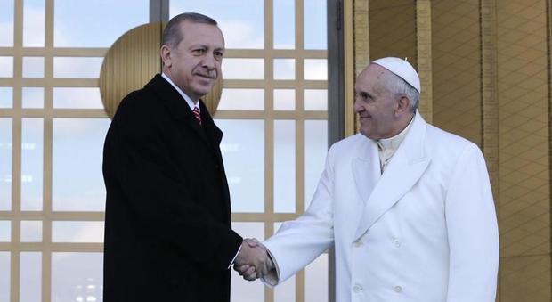 Anche il Vaticano tace sull'attacco militare di Erdogan contro i curdi, oltre cento vittime civili