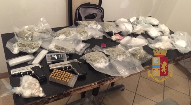 Armi e due chili e mezzo di droga nel cuore dei Quartieri: un arresto