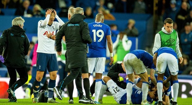 Gomes, gamba rotta dopo contrasto con Son: il coreano piange in Everton-Tottenham