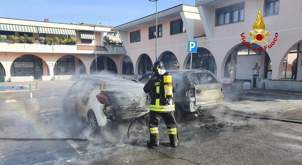 Le due auto incendiate a Battaglia