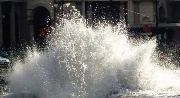 Genova, salta una conduttura davanti alla stazione: c'è un geyser in pieno centro - Guarda
