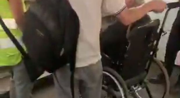 Montascale della metro rotto, disabile bloccato alla stazione Flaminio: «Non posso andare a fare la dialisi»