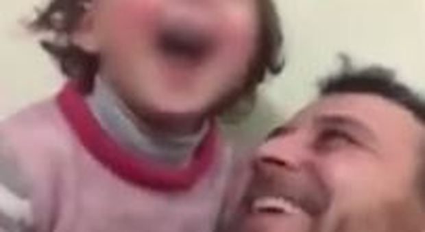 Siria, papà insegna alla figlia "gioco della risata" per proteggerla dalla paura delle bombe - Il video è virale