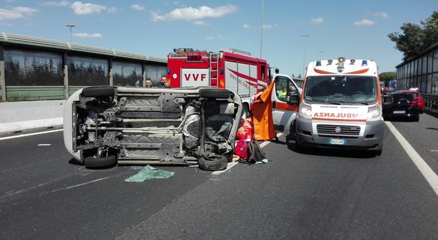 Incidente sul Gra, auto si ribalta: due i feriti. Traffico in tilt