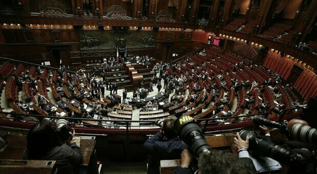 Il "no" di Prodi che stana il Pd dall'ambiguità. Forza Italia divisa, e il sì poco convinto di Salvini