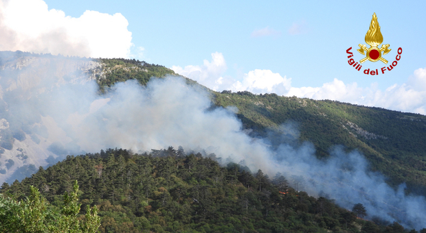 San Dorlingo, maxi incendio sulla collina. Intervengono i vigili del fuoco: le operazioni durano ore