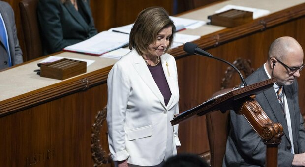 Nancy Pelosi lascia la guida dei democratici alla Camera, Biden: «Ha difeso la democrazia»