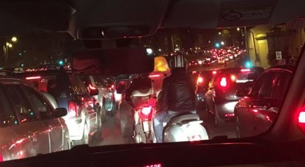 Roma. Cento camionbar bloccano il centro: traffico in tilt a Piazza Venezia. La questura: saranno denunciati