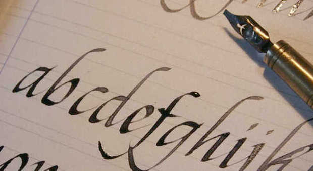Falconara, nasce un'associazione per insegnare la bella calligrafia