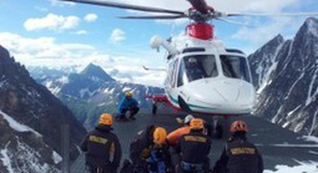 Monte Bianco, precipita dalla cresta mentre scende dalla vetta: muore alpinista