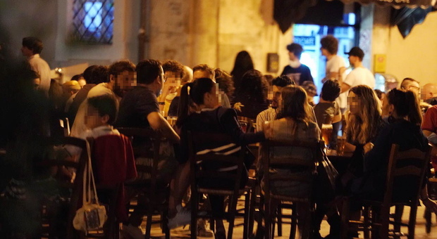 Covid a Pesaro Urbino, contagiato va a una cena: 70 in isolamento e 5 positivi