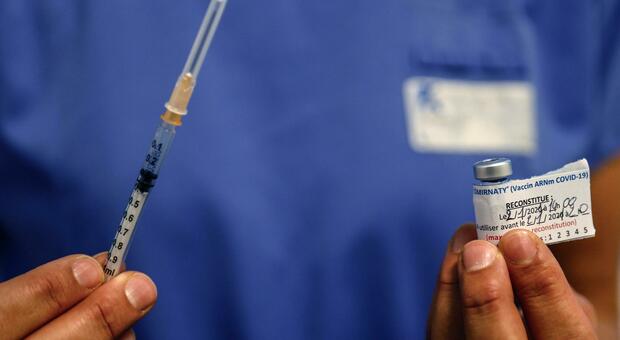 Vaccino, basta una dose per l'immunità? La risposta è no (e serve prudenza anche dopo la seconda)