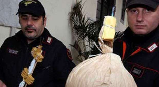 Carabinieri con una palla di Maradona (da archivio)