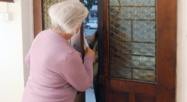 Macerata, rubano il bancomat dalla cassetta della posta e si fanno dire il pin al telefono: anziana derubata