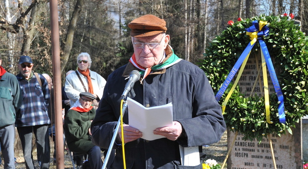 Giovanni Bortot durante la cerimonia partigiana al Bosco delle Castagne di Belluno
