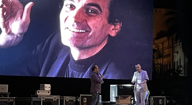 In foto, Maurizio Casagrande e Arturo Brachetti sul palco del Premio Massimo Troisi