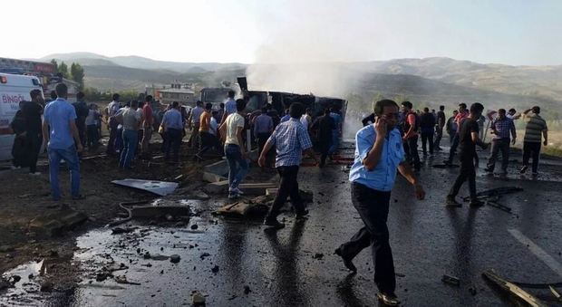Turchia, autobomba del Pkk uccide cinque agenti di polizia