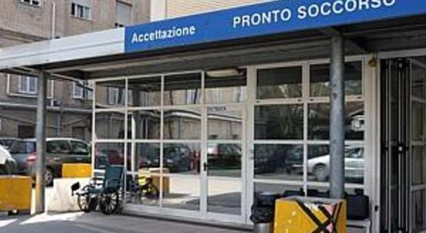Far West all'ospedale di Jesi Ubriaco aggredisce sanitari, 7 feriti